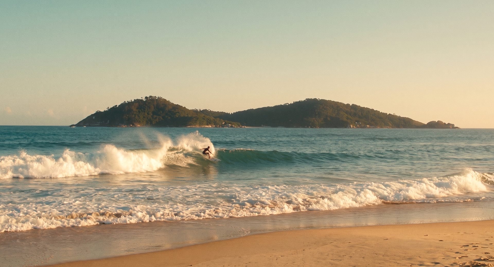 Praia do Campeche em super-8: surfista na onda e a Ilha do Campeche no horizonte, ao entardecer