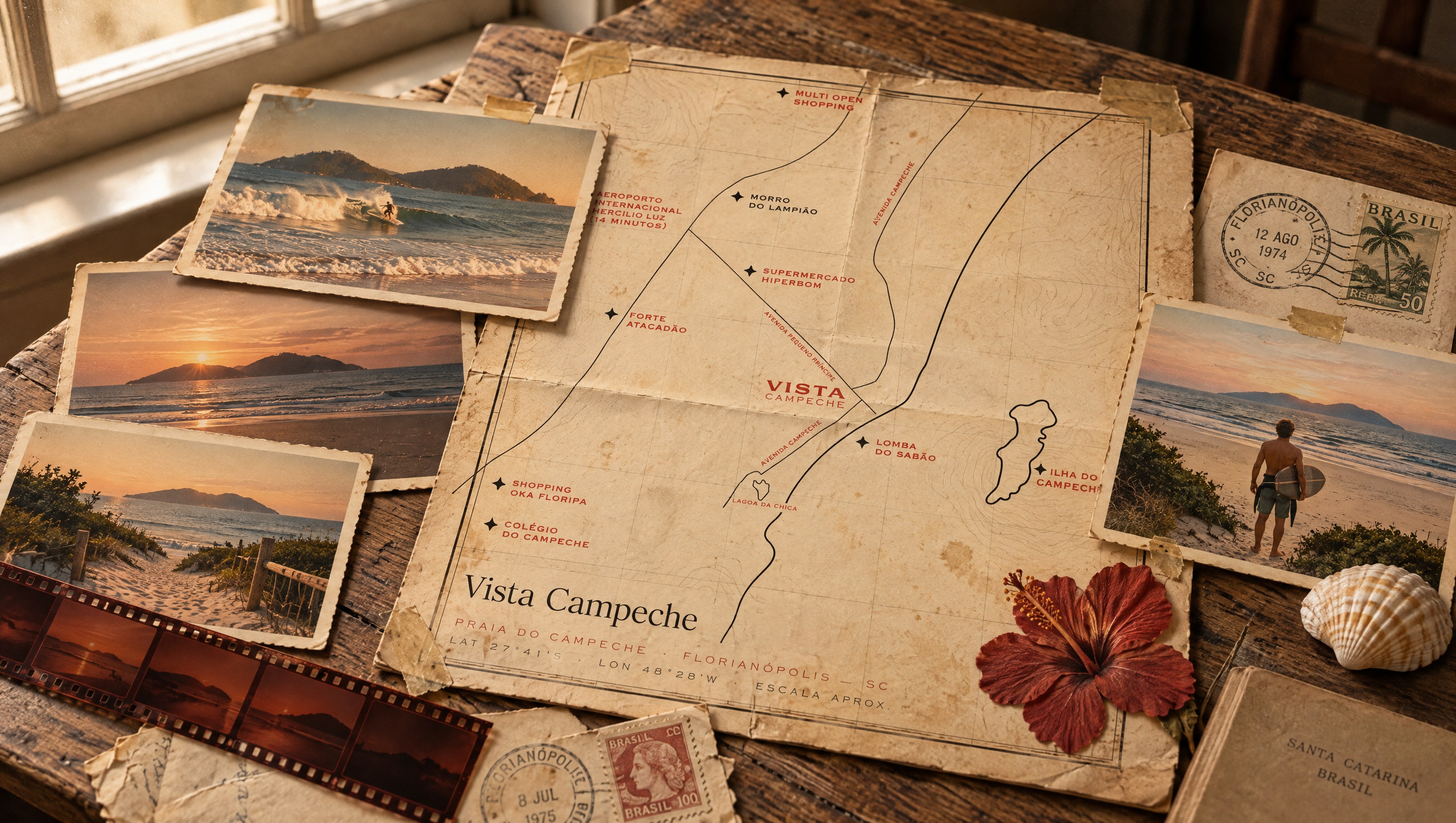 Mapa de viagem do Vista Campeche — Praia do Campeche, Florianópolis — sobre mesa com fotos, negativos e memórias; Av. Campeche, Av. Pequeno Príncipe, Rua das Corticeiras, Lagoa da Chica e a Ilha do Campeche